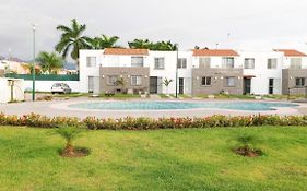 Modern Pool Side, 3 Bdrm House With Parking